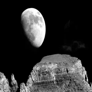 Paysage photo lune en arrière plan et rochers devant