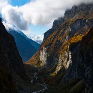 Montagnes en fin de journée avec des couleurs automnales