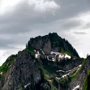 Montagne verte du chablais avec un peu de neige