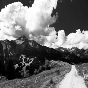 Montagnes des alpes en noir et blanc